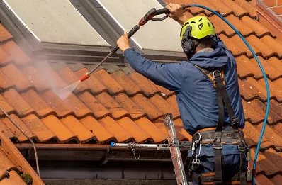 Démoussage et hydrofuge de toiture à Escos